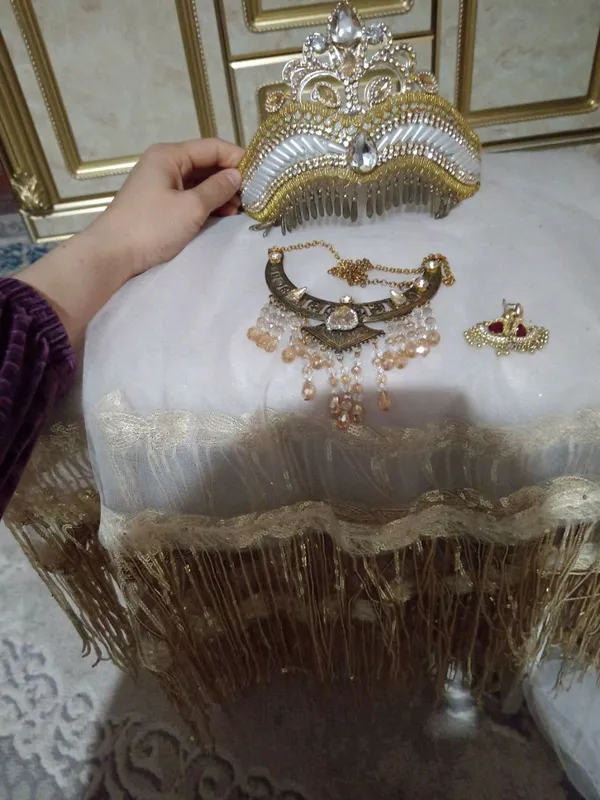 Kelinlar uchun ansanbil taqinchoqlari bilan 1 Kelinlar uchun ansanbil taqinchoqlari bilan 1