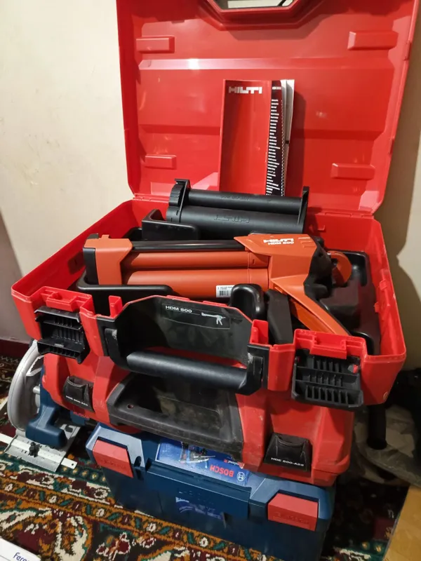 Продаю аккумуляторный дозатор Hilti . 1 Продаю аккумуляторный дозатор Hilti . 1