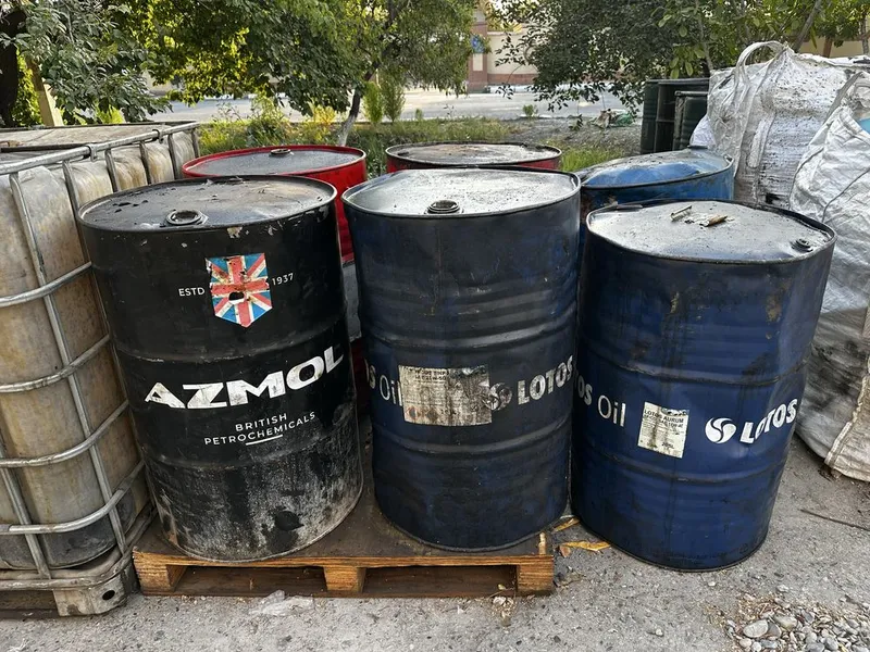 Bochka 1 t kubik 200 L temir ogʻzi ochiq moydan boʻshagan butun xolada 3 Bochka 1 t kubik 200 L temir ogʻzi ochiq moydan boʻshagan butun xolada 3