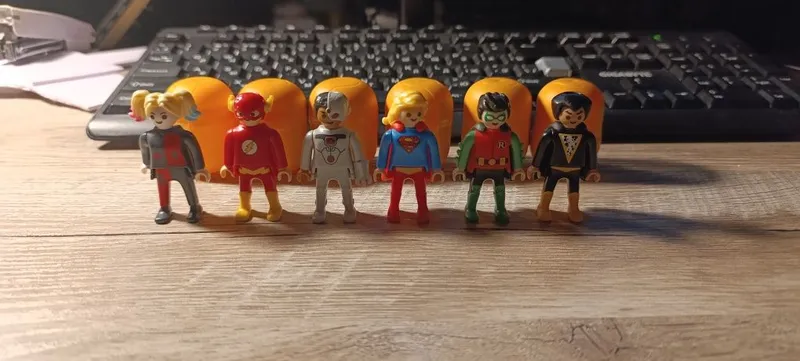 Продаю игрушки серии Kinder DC Playmobil