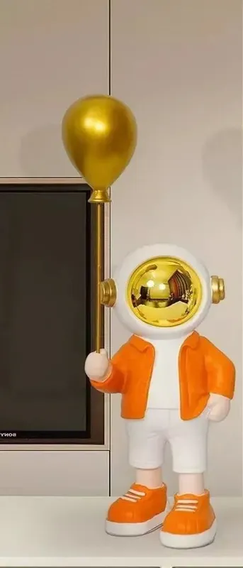 Статуэтка космонавт 4