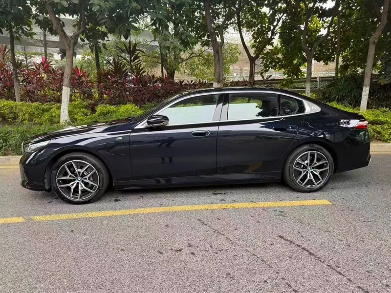 BMW i5 40L 2025 yil M-Sport — фото 1