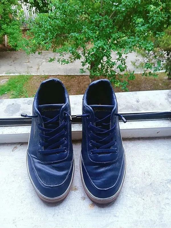 Santoni brendiga tegishli oyoq kiyim