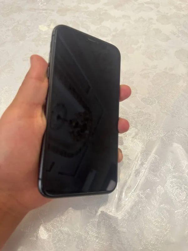 iPhone 11 black 6