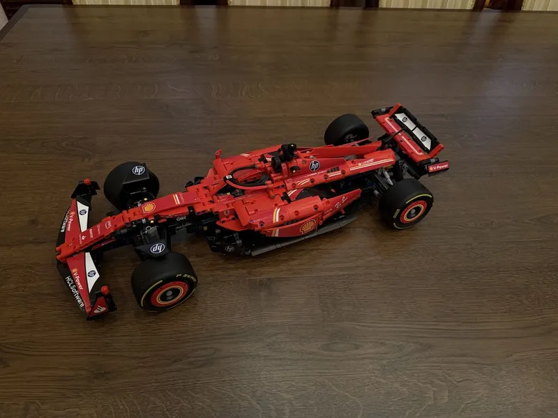 Lego фигурка FERRARI SF-24