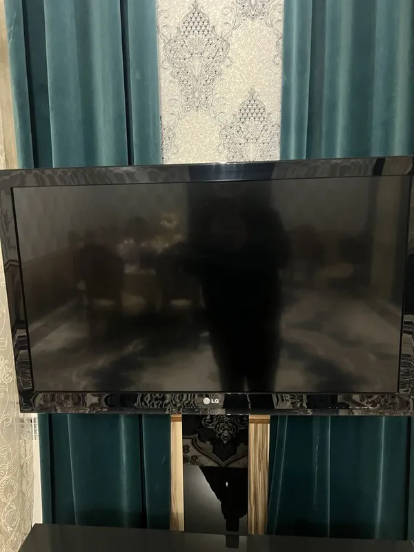 телевизор 42 LG чистий карея