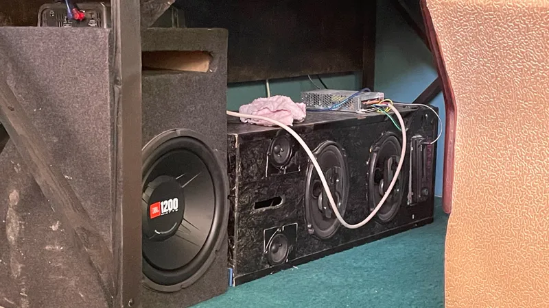Сабвуфер JBL 1200W с ящиком Сабвуфер JBL 1200W с ящиком