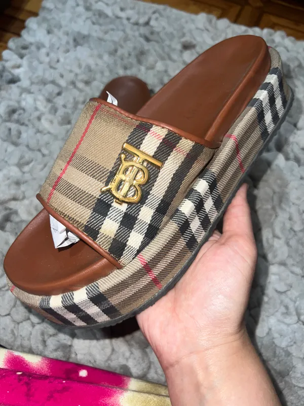 Женские тапочки Burberry 39-40 размер Женские тапочки Burberry 39-40 размер