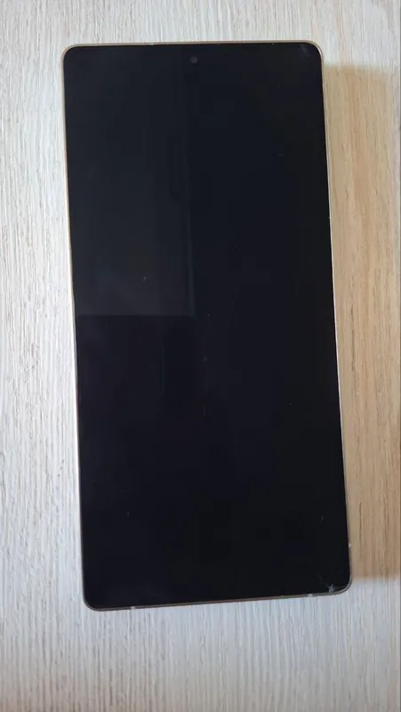 samsung s 25 ultra ekran shishasi biroz tilingan — фото 1