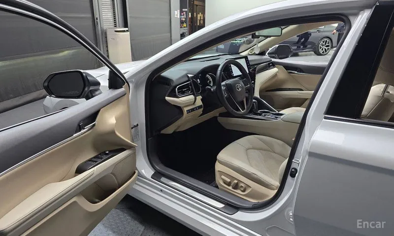 Toyota Camry 2.5 XLE Hybrid 8