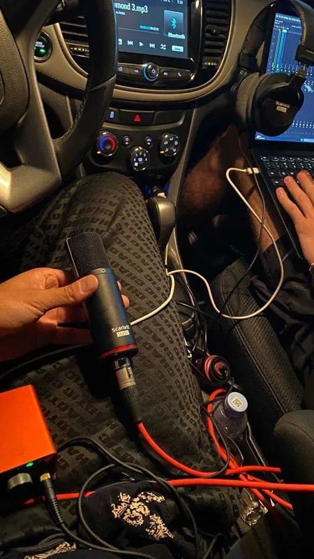 В срочной продаже Focusrite Scarlett комплект 2