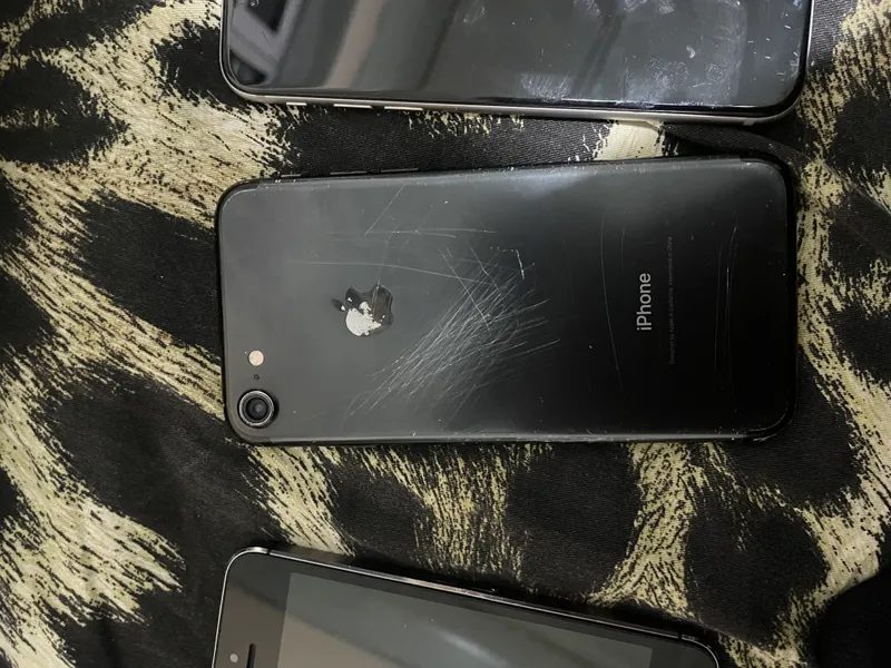iPhone'lar sotiladi 4