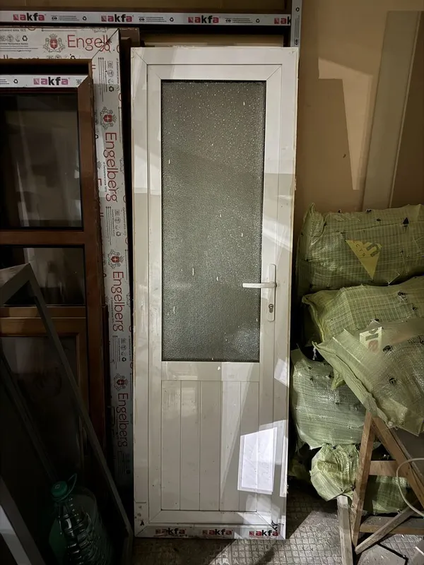 2ta eshik sotiladi holati ortacha razmer 60x208 oyna ikki qavatli