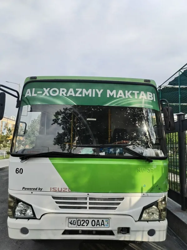 Isuzu avtobus sotiladi