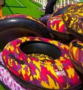 Тюбинг горка. Balonlar qorda va plastmassali atraksionlar ustida sirp