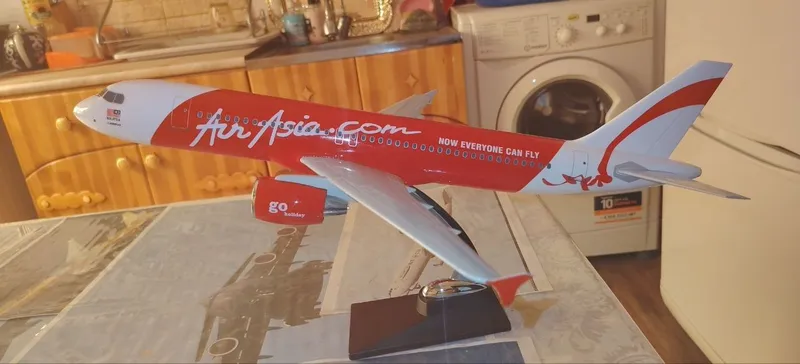 Airbus A380-800 Airbus A320-214 2