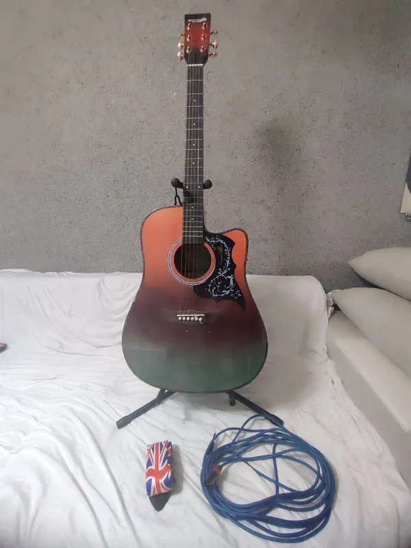 Acoustic gitara. 1 Acoustic gitara. 1