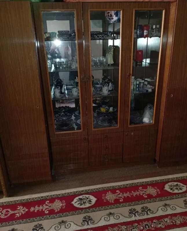 Продаю сервант для посуды б/у с связи с переездом Продаю сервант для посуды б/у с связи с переездом