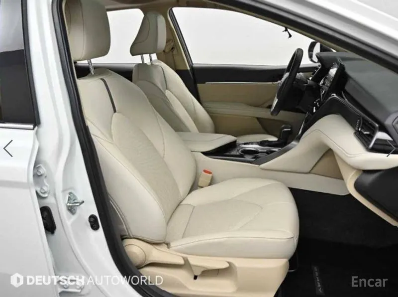 Toyota Camry 2.5 XLE Hybrid 7