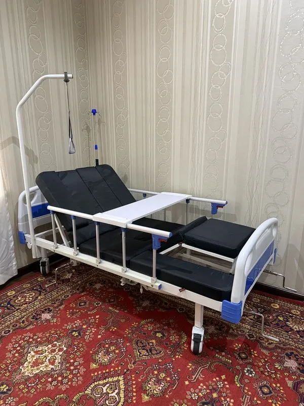 Медицинская кровать с туалетом и функцией переворота