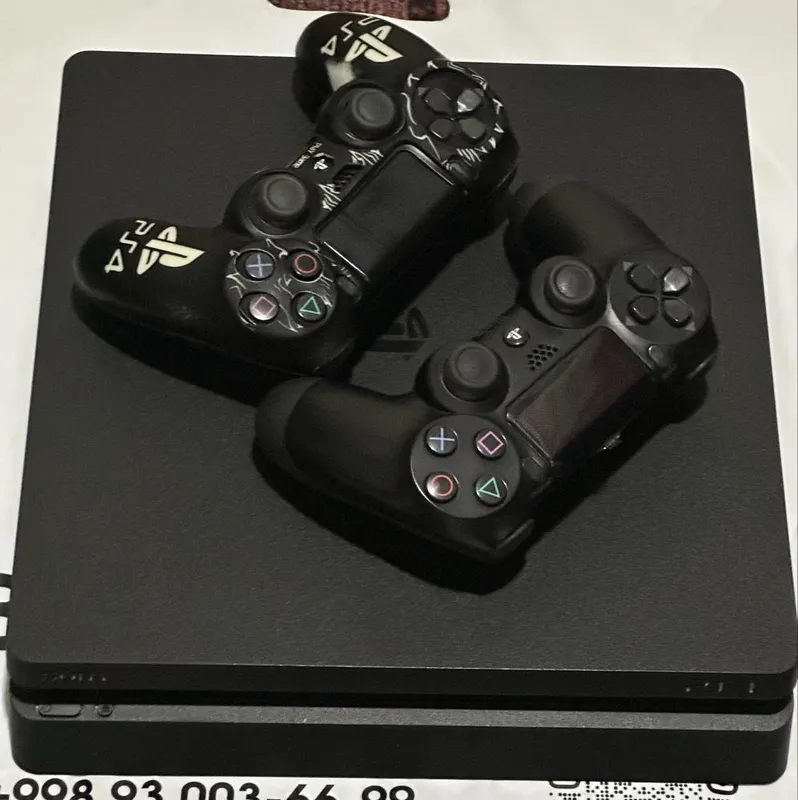 Playstation 4 + 2 djostika — фото 1
