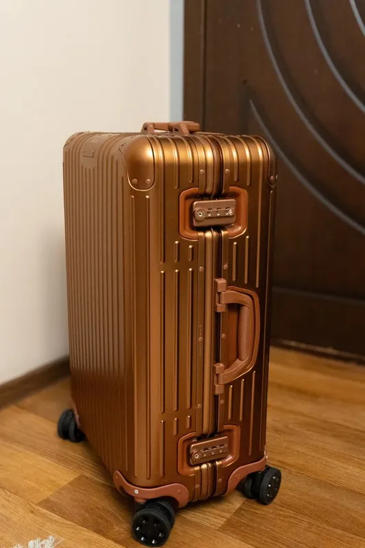 RIMOWA Bronze Collection — лимитированный чемодан (Check-In M)