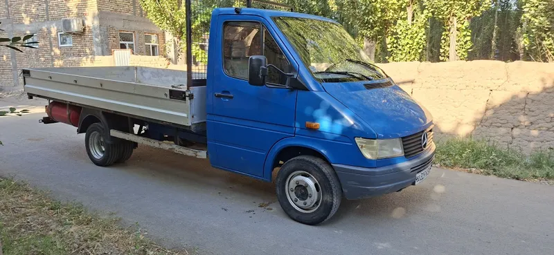 Mercedes-Benz (Siprentir Prich). 2 Mercedes-Benz (Siprentir Prich). 2
