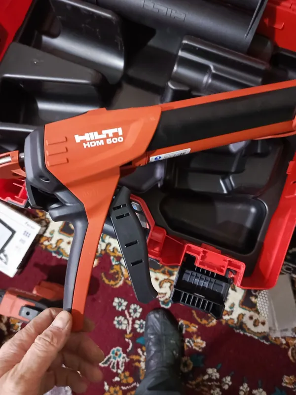 Продаю аккумуляторный дозатор Hilti . 4 Продаю аккумуляторный дозатор Hilti . 4