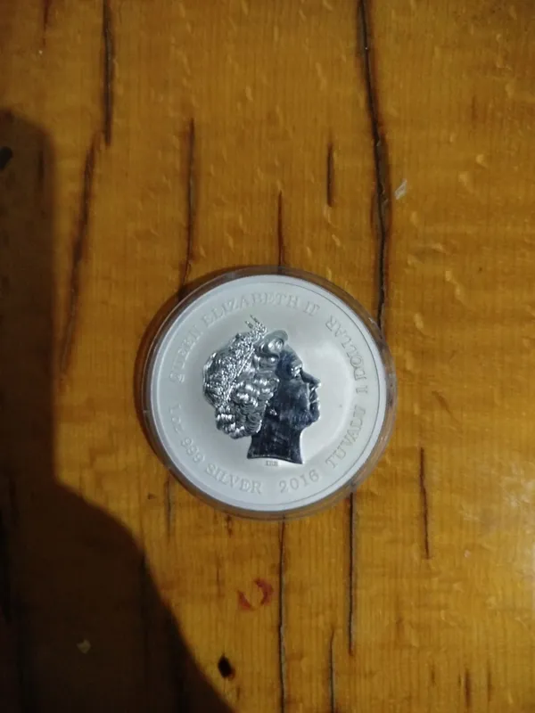 Bu 2016-yildagi Tuvalu 1 dollar kumush tangasi. +1 Bu 2016-yildagi