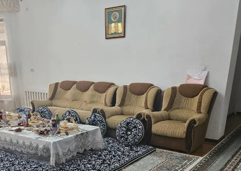 Mehmonxona uchun zamonaviy kreslo-divan sotiladi.