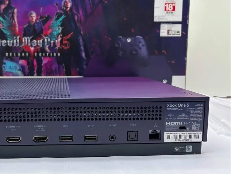 Xbox One S 1 ТБ, ограниченная серия Devil May Cry 5 Xbox One S 1 ТБ, ограниченная серия Devil May Cry 5