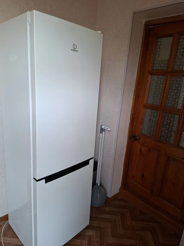 Срочно продаю холодильник Indesit 3 года гарантия есть — фото 1