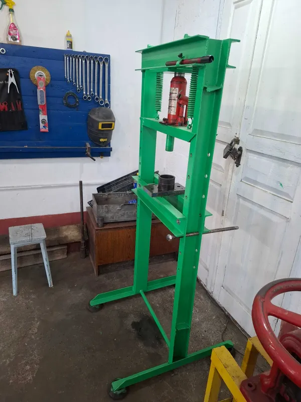 Avto servis uchun press va verstak 2