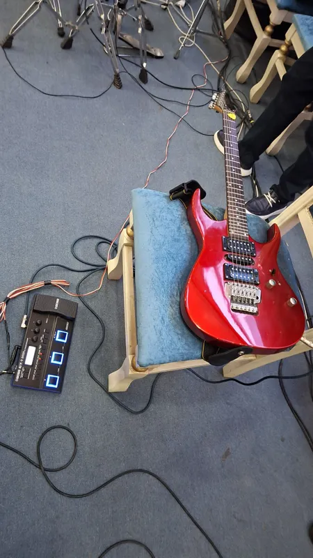 Gitara va Boss gt1 pedal sotiladi