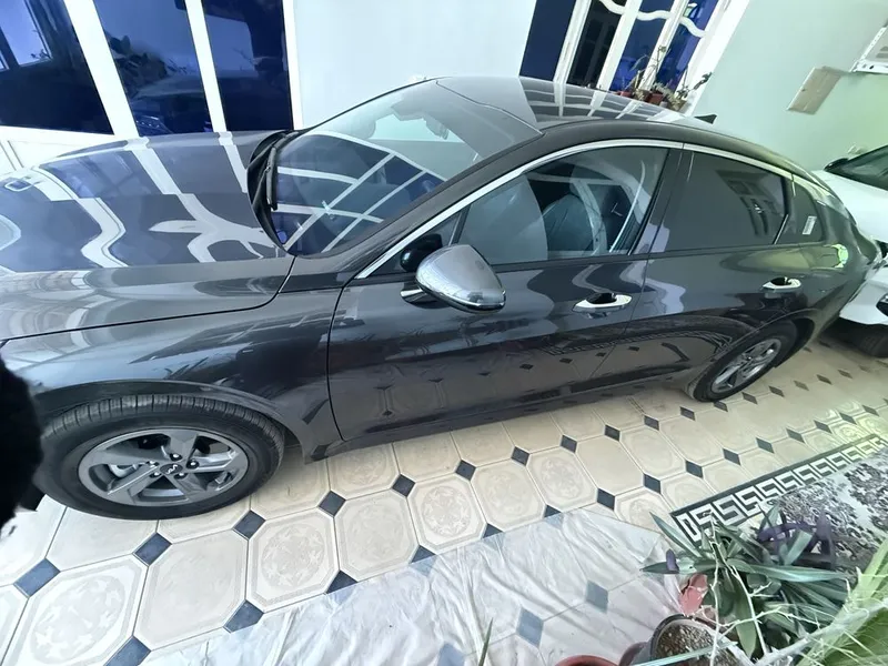 Kia K5 2024 mokriy asfalt, 3 pozitsiya