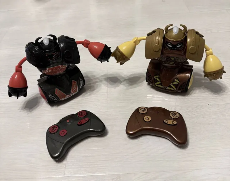 Детская игрушка на пульте управления Детская игрушка на пульте управления