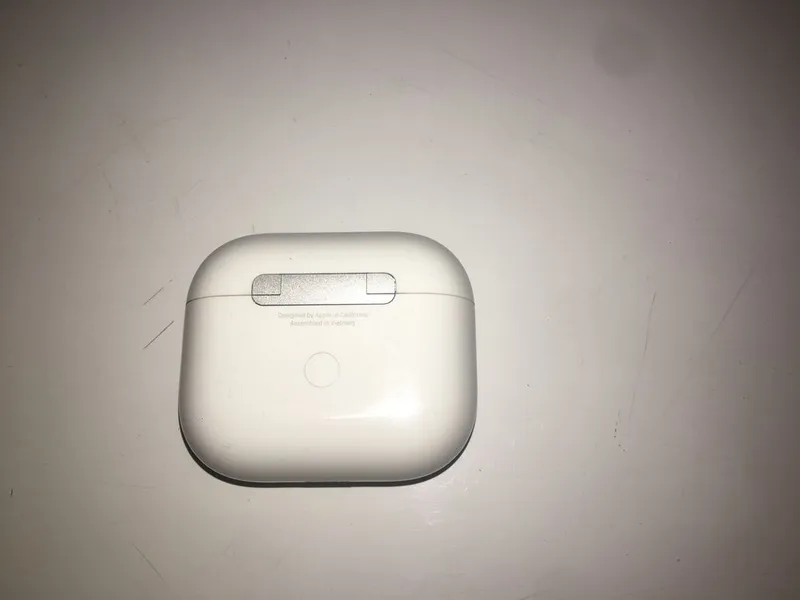 Air Pods 3 generation, продается только Кейс — фото 2