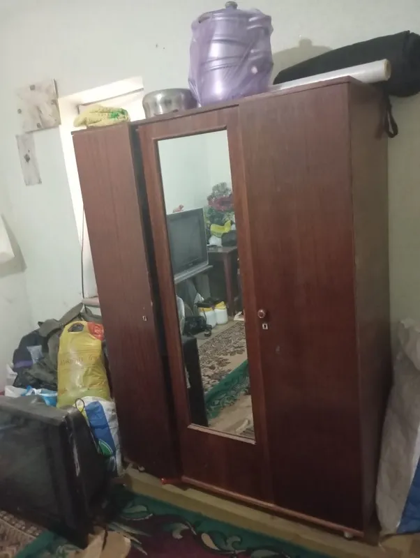 Продам шифонер и тумбочку в хорошем состоянии .