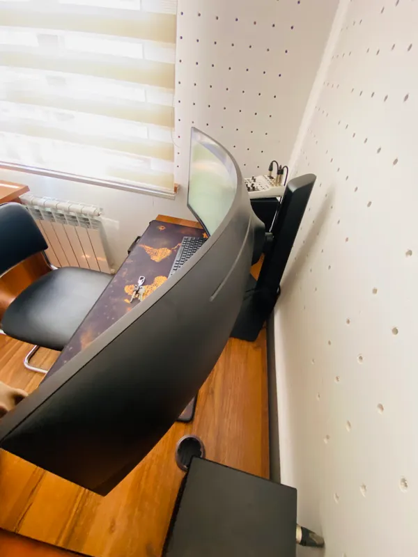 Ultra-wide curved monitor — фото 3