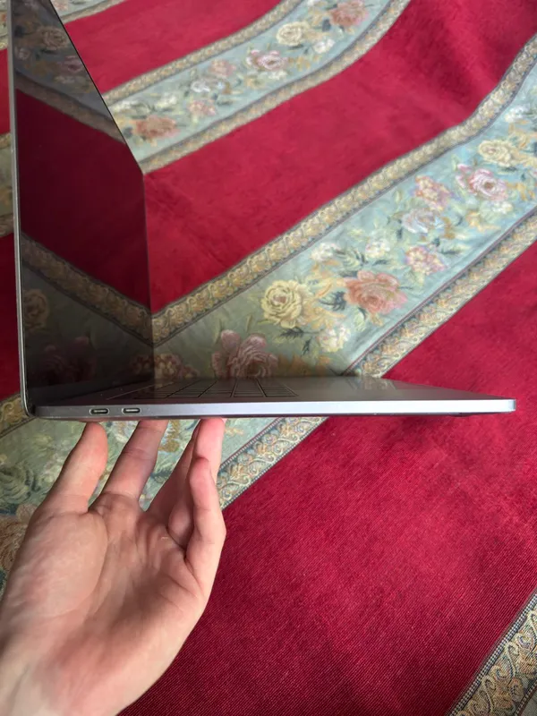 MacBook Pro 15.4 2018, 16/512 4 MacBook Pro 15.4 2018, 16/512 4