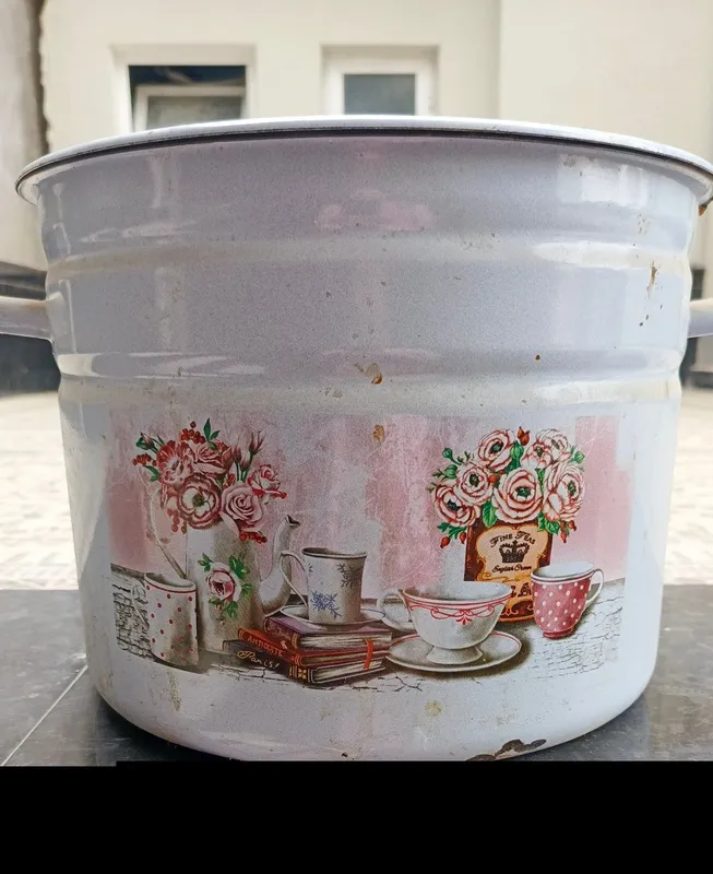 Эмалированная кострюля