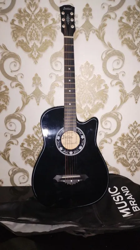 Gitara sotiladi narxi 1 mln qiziqqanla bo'lsa kelishamiz