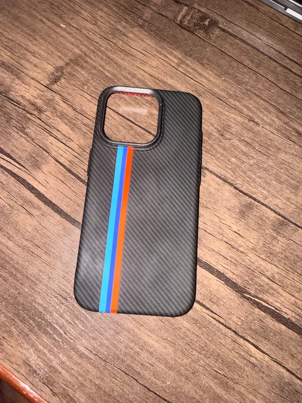 Чехол iPhone 15 Pro в стиле BMW / карбон / MagSafe Чехол iPhone 15 Pro в стиле BMW / карбон / MagSafe