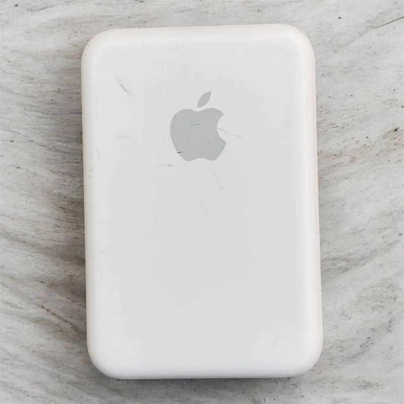 Apple Magsafe poverbank.