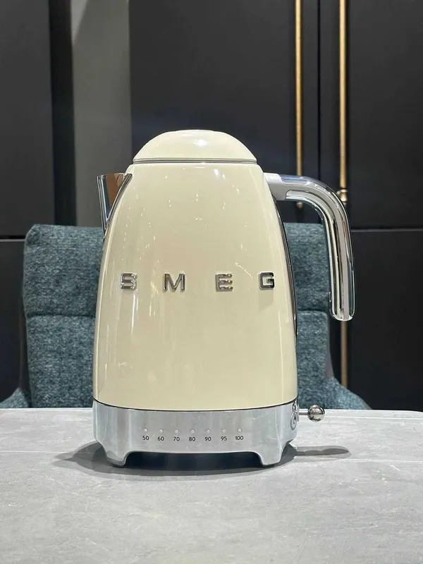 Электрический чайник SMEG сочетает стильный ретро-дизайн.t20 — фото 3