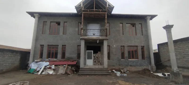 Uy sotiladi 6sotixdan iborat amir Temur mahhalasida zamonaviy uy