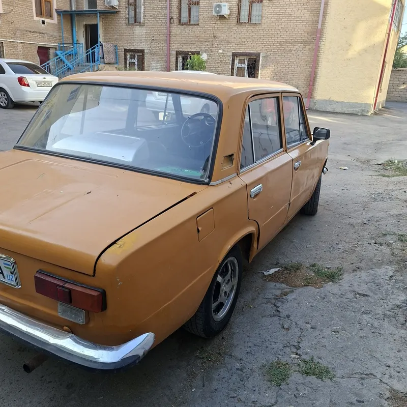 Vaz 21011 sotiladi 1983 yil 6 Vaz 21011 sotiladi 1983 yil 6