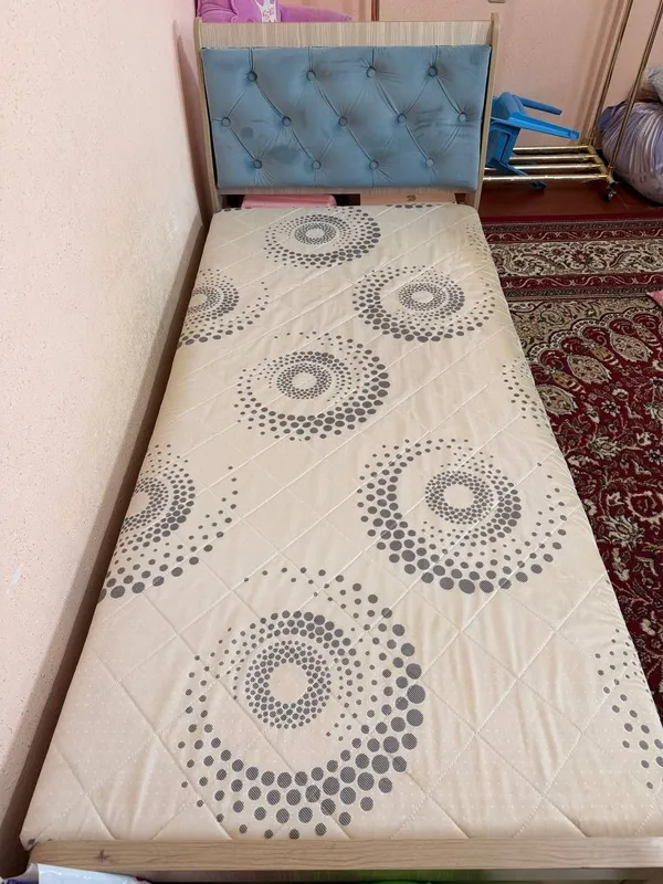 Продается детский кровать 2 шт и учебный стол 1