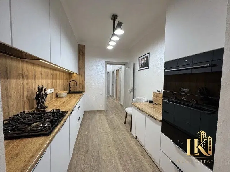 Продаётся просторная 3-комнатная квартира с евроремонтом, полностью укомплектованная новой мебелью и техникой, в кирпичном доме, с закрытым зелёным двором — фото 2