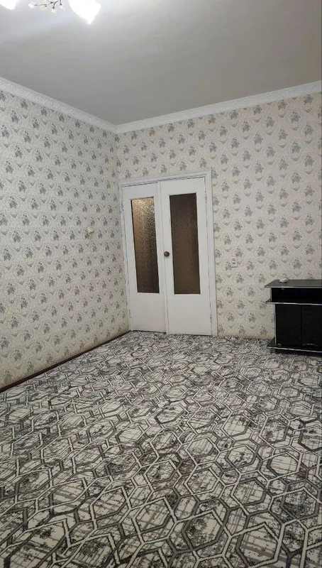 qoyliqda bozor oldida kvartira bor